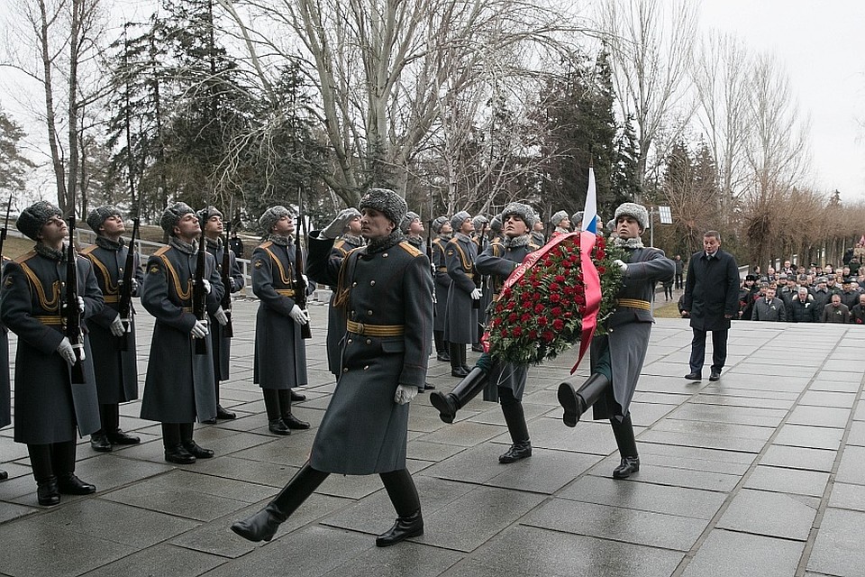 Пасмурная погода не мешает волгоградцам идти с цветами на Мамаев курган. Фото: администрация Волгоградской области