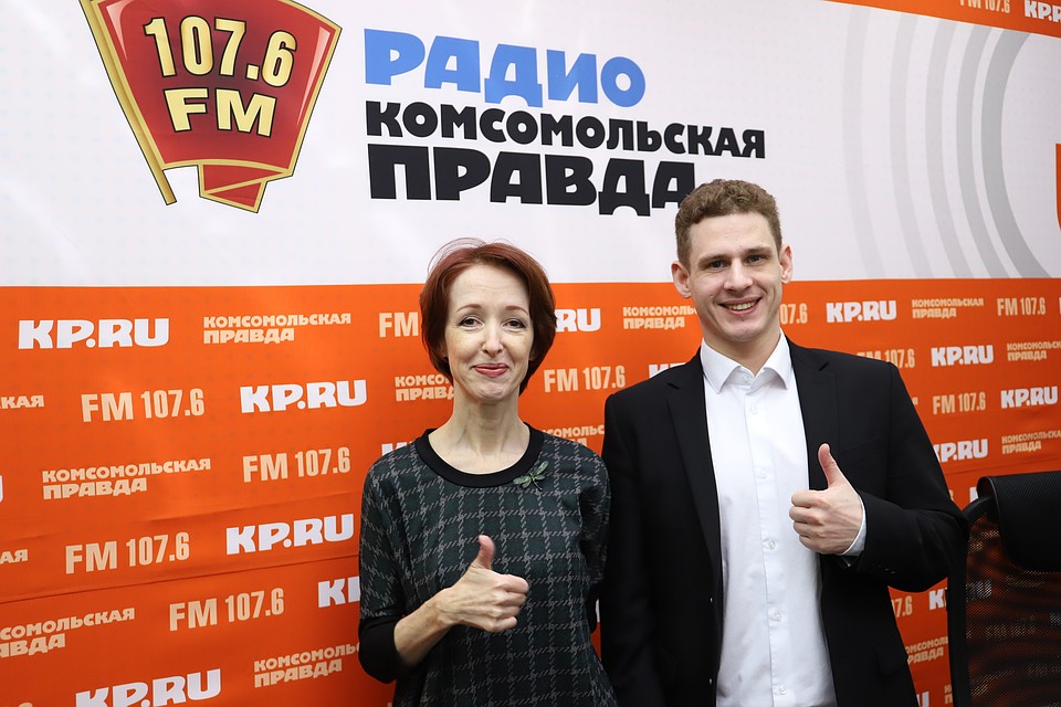 Победительница викторины "Деньги на бочку" Лидия Неклюдова и директор учебно-аналитического центра "ИФК" Антон Никитин
