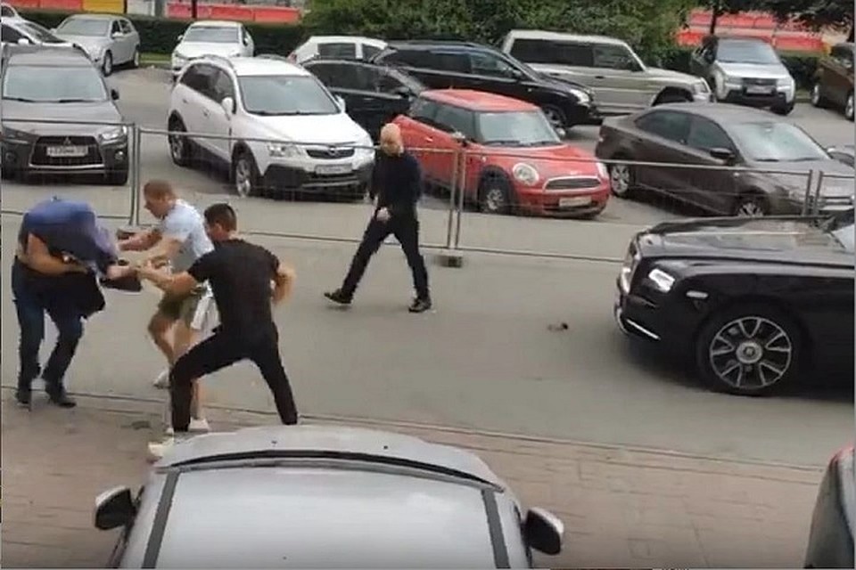 Дело о драке на тротуаре окончательно закрыто. Фото: кадр с видео / vk.com/spb_today