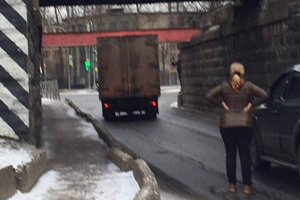 Под мостом на Южном шоссе застрял развозной грузовик. Фото: vk.com/spb_today