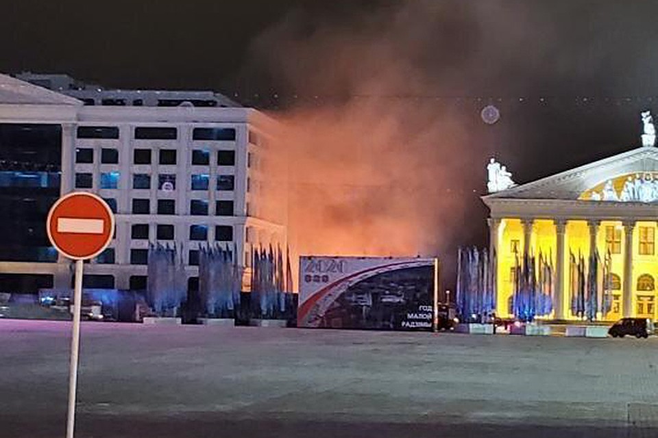 Пожар на стройке бизнес-центра на Октябрьской площади. Фото: телеграм-канал "ЧП Беларусь".