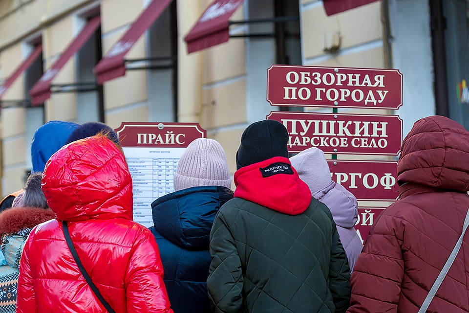 Спокойно пройти от вокзала к метро не получится - реклама одолевает повсюду.