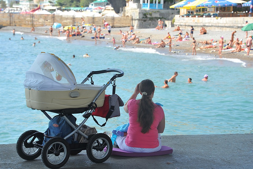 Выехали за пределы Беларуси с ребенком на срок более чем 2 месяца? Тщательно изучите, что произойдет с пособием в этом случае.