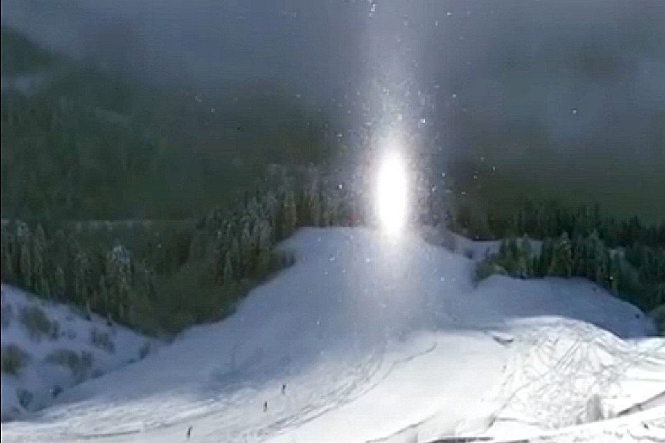 Световой столб на вершине. Фото: кадр из видео.