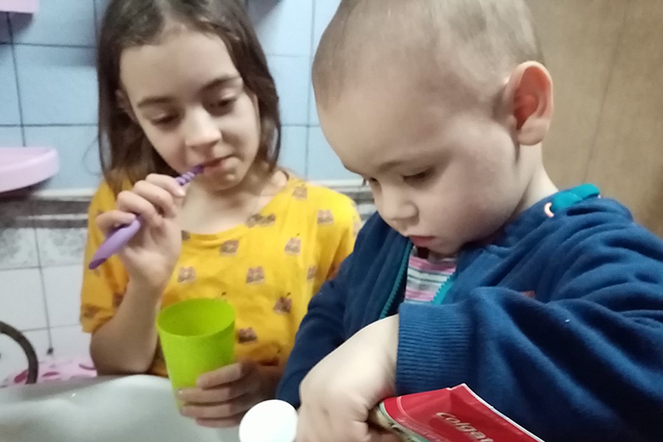 В самой экономной семье Витебщины воду зря не льют - у каждого свой стаканчик для полоскания зубов. Фото: из архива семьи Терешковец.
