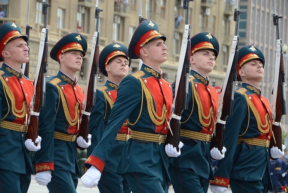 1800 человек пройдет в этом году в парадном строю.