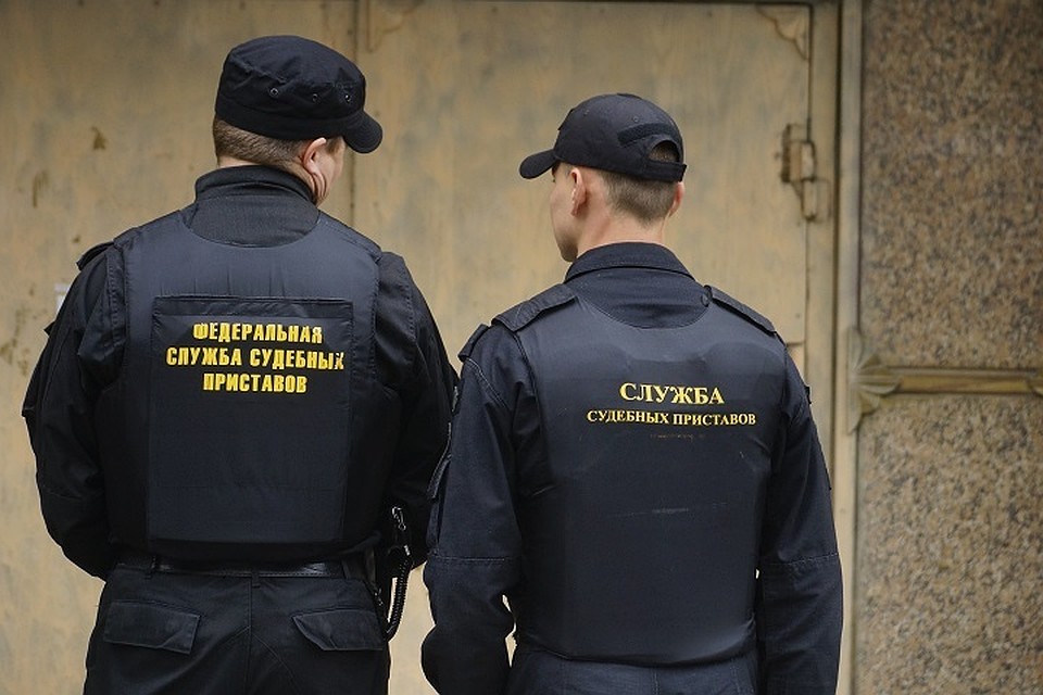 Приставы удерживали половину зарплаты должника