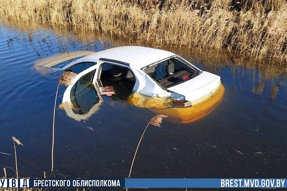 Водитель не справился с управлением на гравийной дороге. Фото: ГАИ Брест.