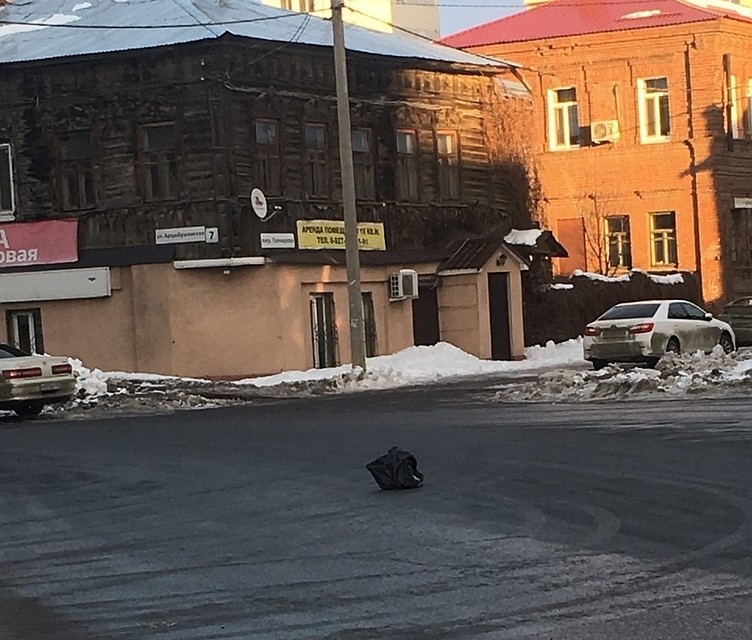 Пакет оставили посередине дороги. Фото: https://vk.com/overstory163