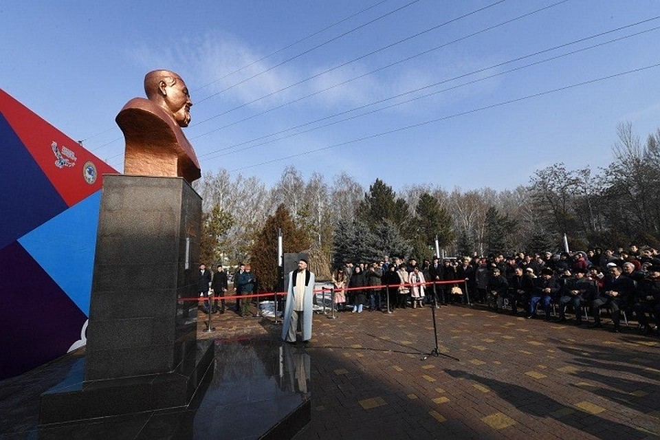 В церемонии открытия приняли участие известные писатели, поэты, абаеведы.