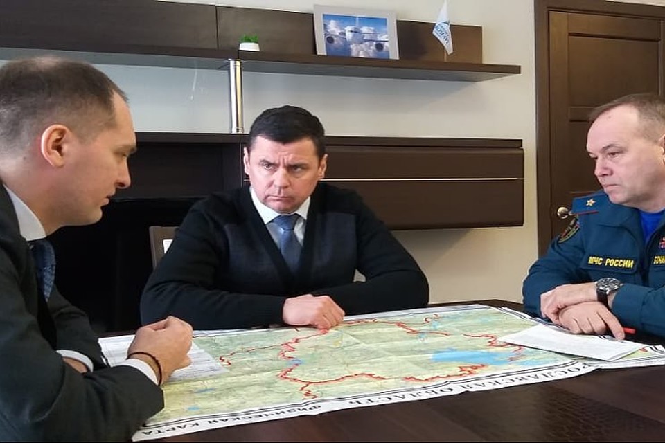 Совещание рабочей группы КЧС с заместителем министра МЧС Виктором Яцуценко/ФОТО: с личной страницы Дмитрия Миронова