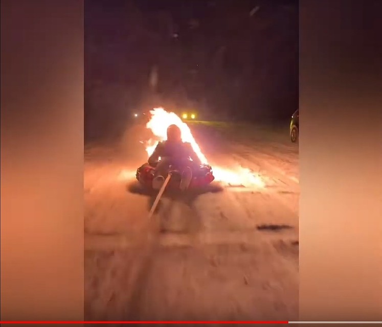 В Орле начинающий блогер поджег себя ради хайпа. Не повторять! Опасно для жизни. Фото: скриншот видео