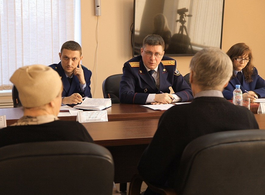 Встречу с горожанами провел руководитель СУ полковник юстиции Альберт Кизимов. Фото: СУ СК России по Тверской области