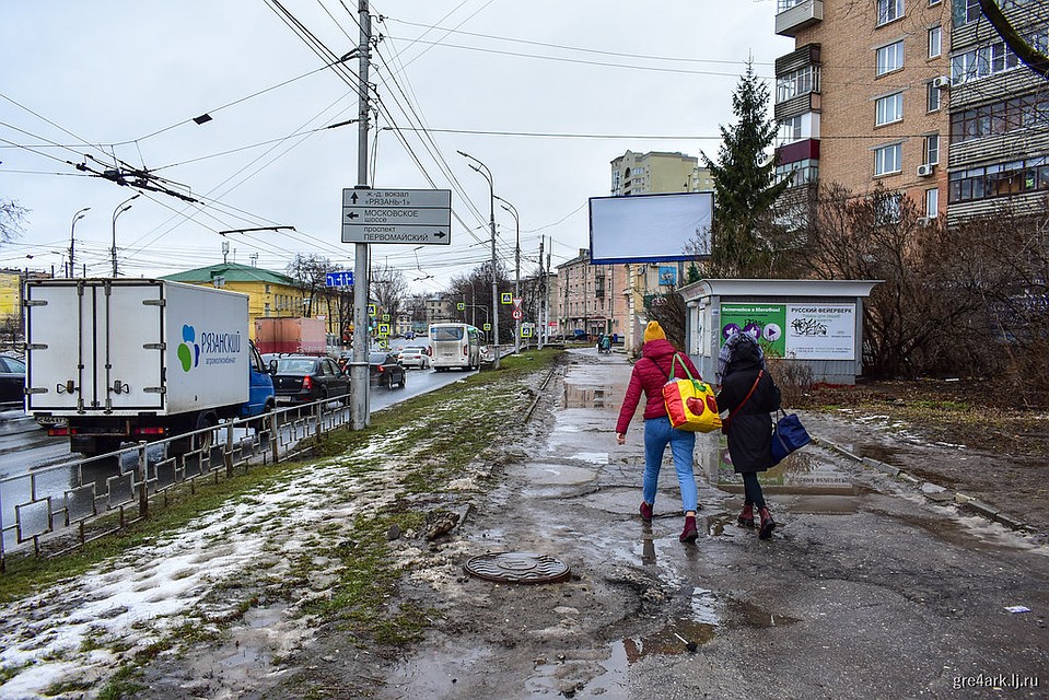 По рязанским тротуарам невозможно пройти и не промочить ноги. Фото: Аркадий ГЕРШМАН | gre4ark.livejournal.com