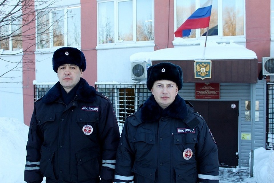 Сотрудник кузбасской Госавтоинспекции спас в ДТП женщину. ФОТ: пресс-служба ГУ МВД России по Кемеровской области.