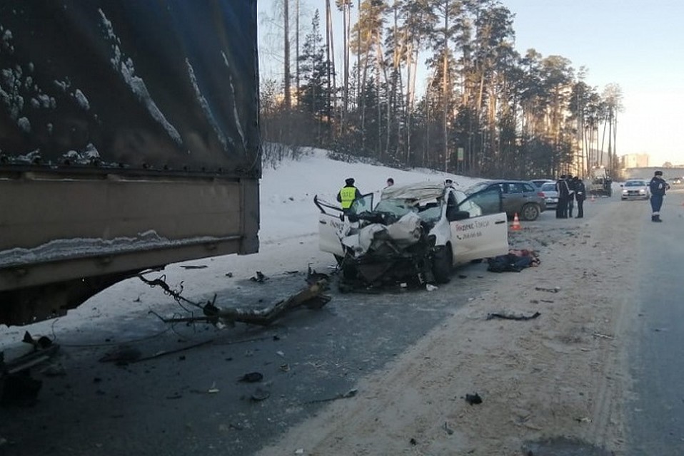 От удара Volkswagen Polo буквально расплющило. Фото: УГИБДД Екатеринбурга
