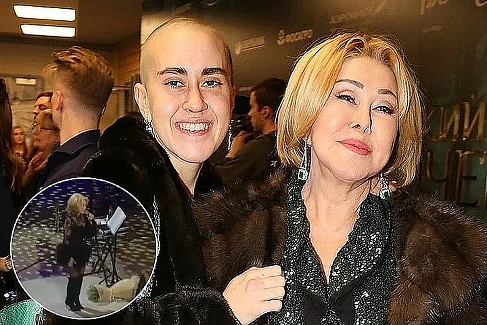 Певицу поддержал весь зал