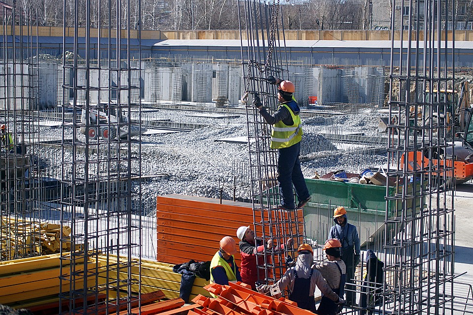 Сейчас 9008 домов в России строятся за счёт денег граждан
