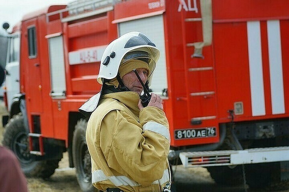 В Анапе произошел пожар в цехе по производству металлопластиковых конструкций