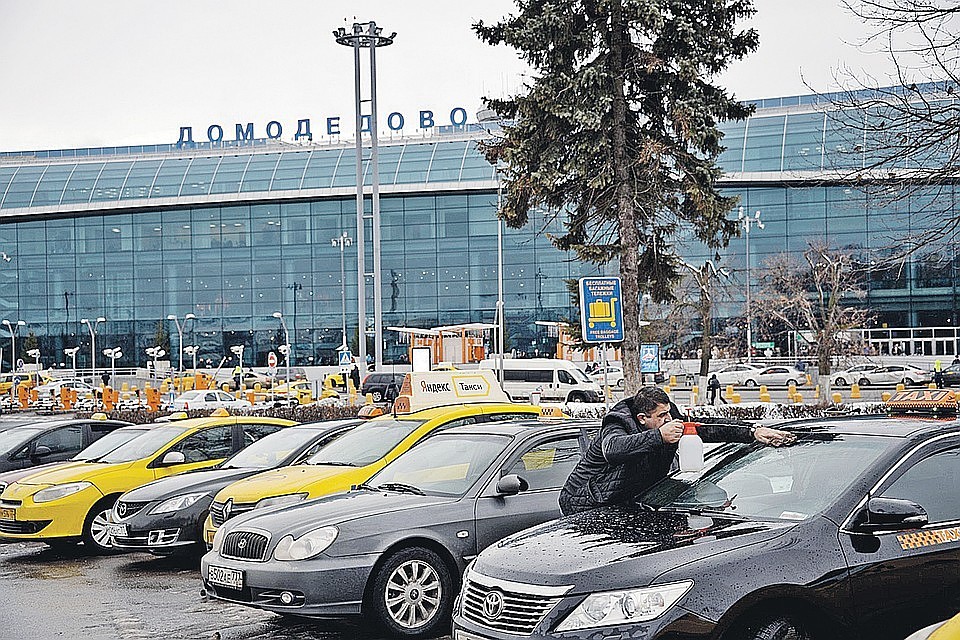 Чтобы получить среднюю зарплату таксисту приходится трудиться 300 часов в месяц