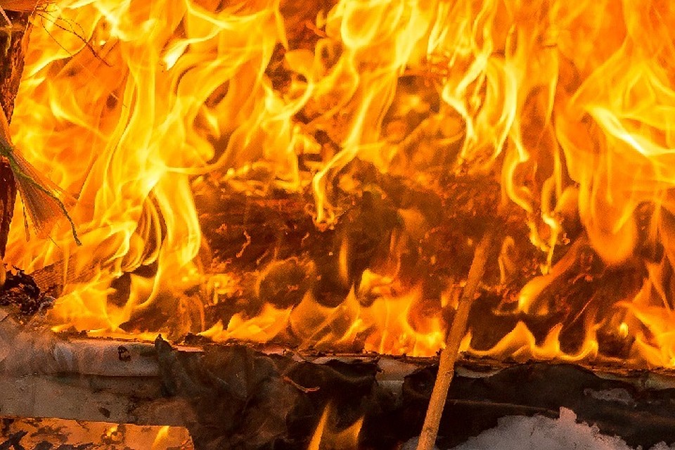 В Луге ночью горел многоквартирный дом.