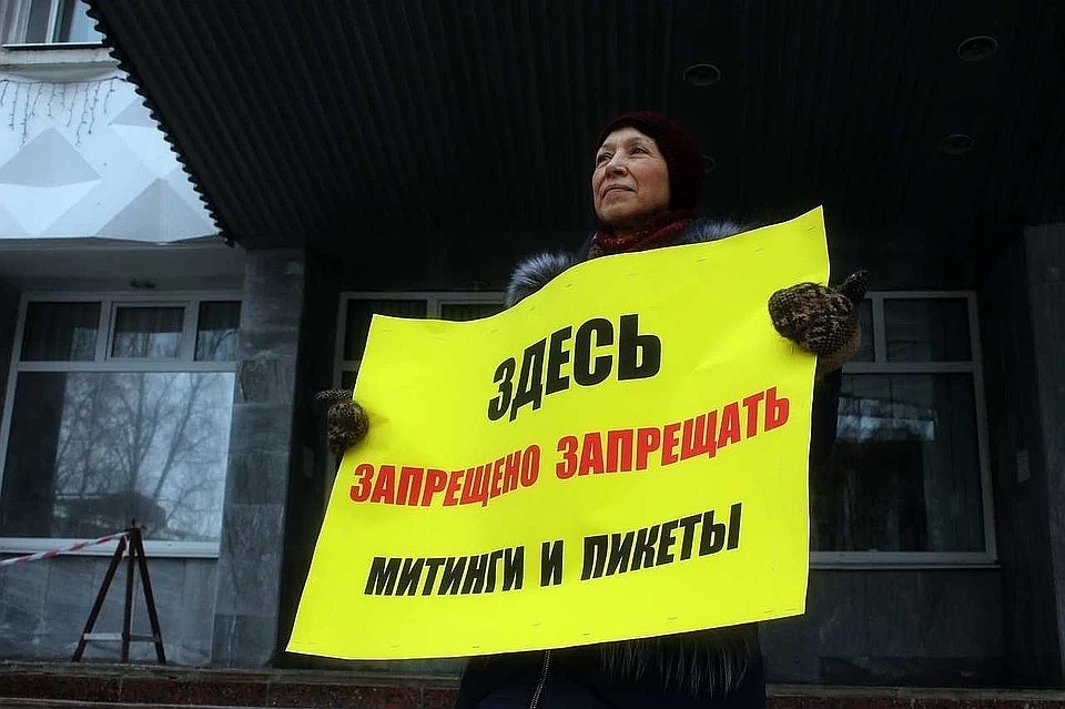 Почти десять лет небольшая группа общественников продолжала выходить на площадь с требованием открыть ее для публичных мероприятий