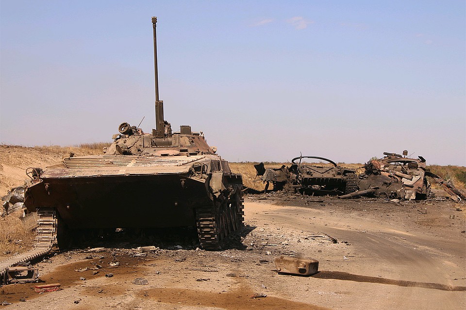 БМП и танк без башни, оставленные украинскими военными при отступлении из "Иловайского котла", 2014 год.