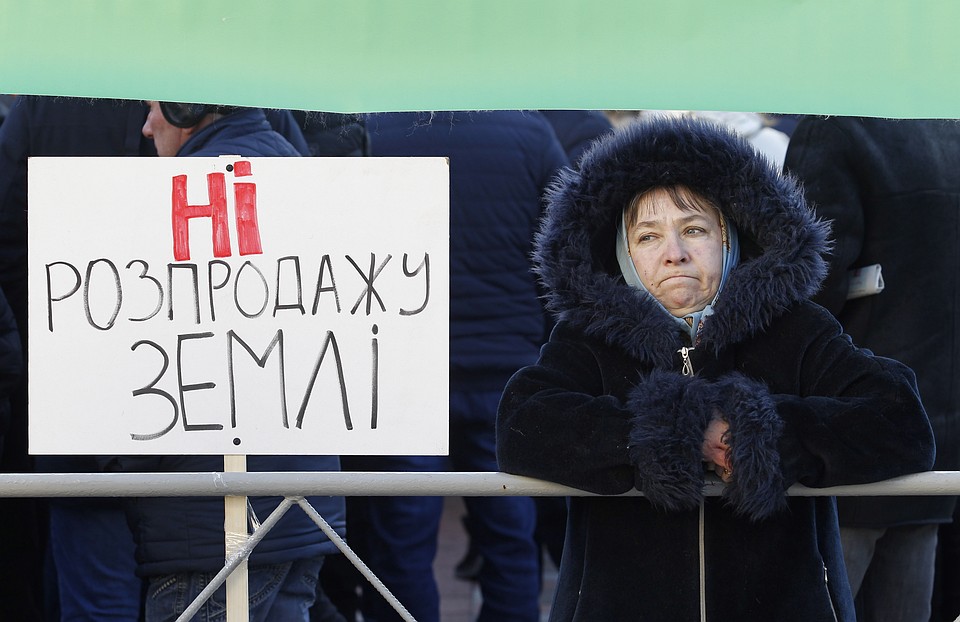 Пикет противников нового закона о земле у стен Верховной рады.