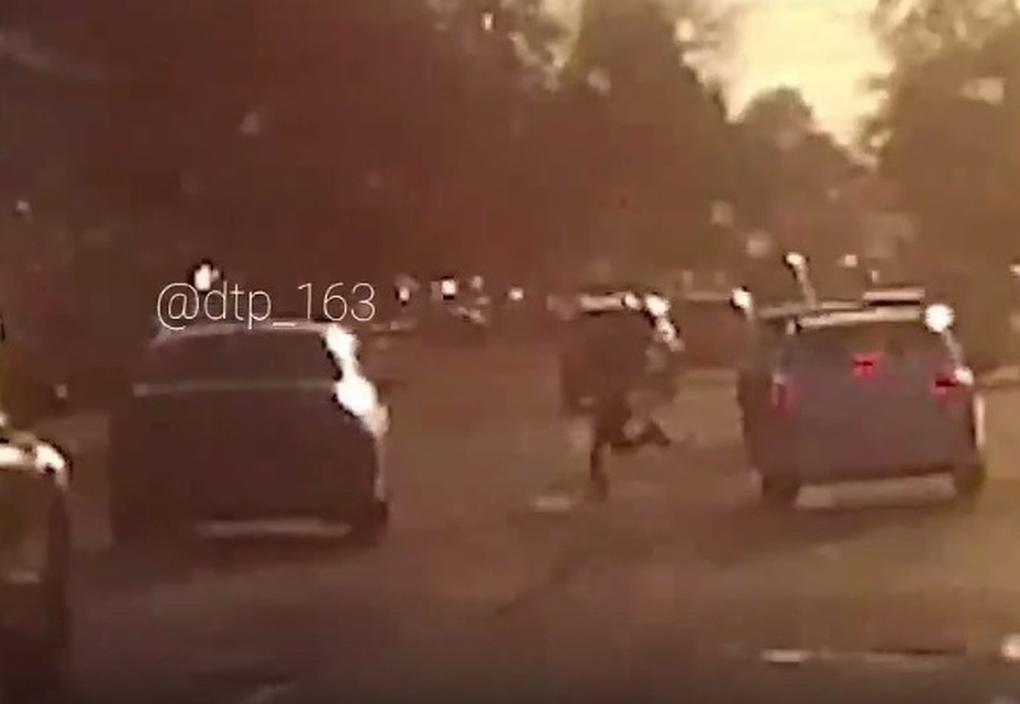 Водитель пытался избежать столкновения, но все равно задел бегущего по дороге ребенка