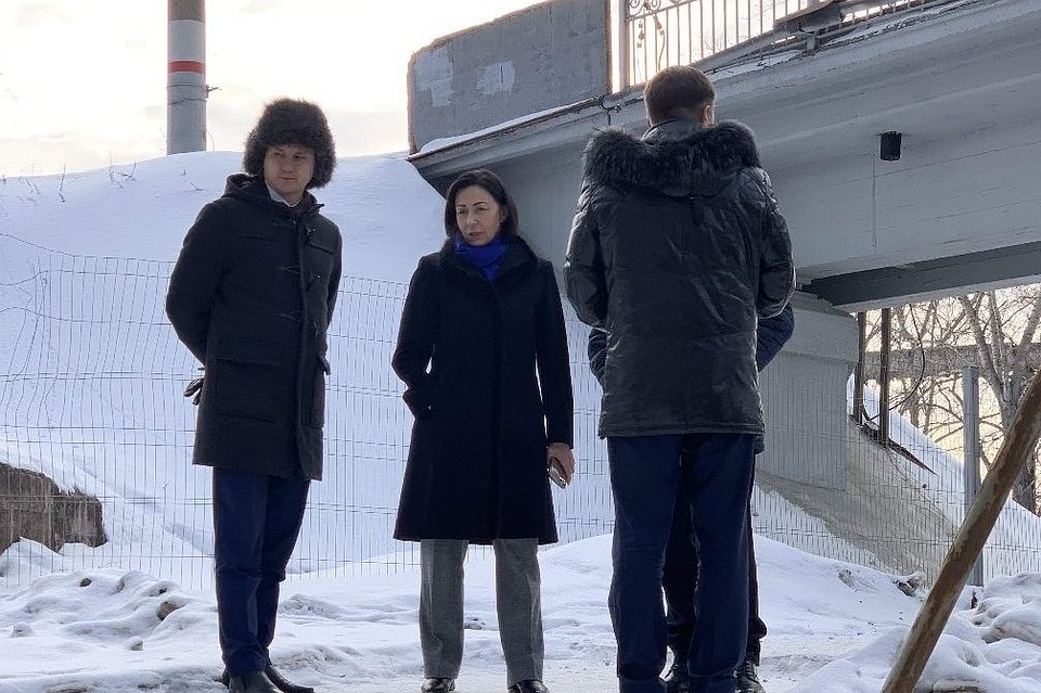 Градоначальница Наталья Котова и замглавы по городской среде Александр Егоров под мостами в Ленинском районе. Фото: соцсети.