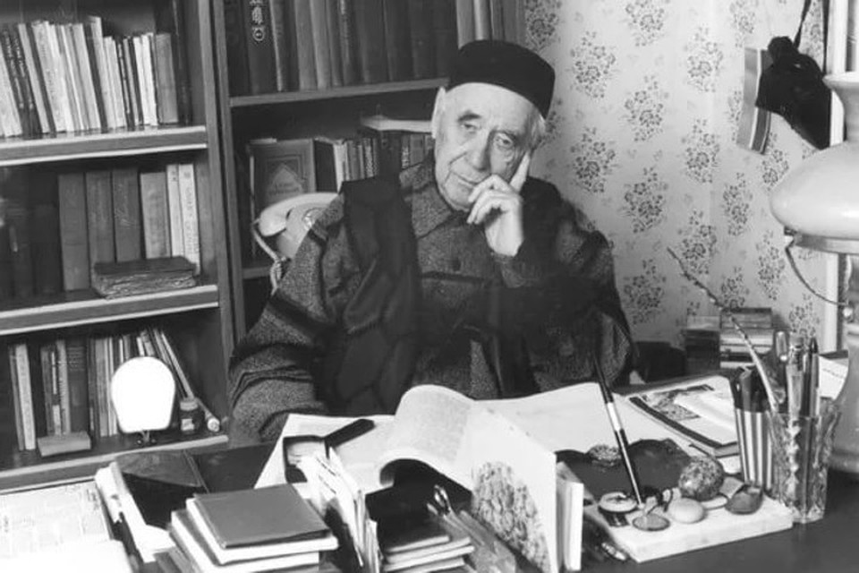 В церемонии открытия мемориальной доски примут участие дочь, внук и правнучка Амирхана Еники.