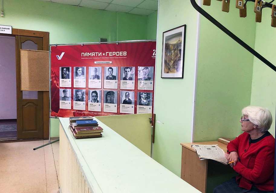 Сейчас на стенде размещены истории геров, родившихся в январе.
