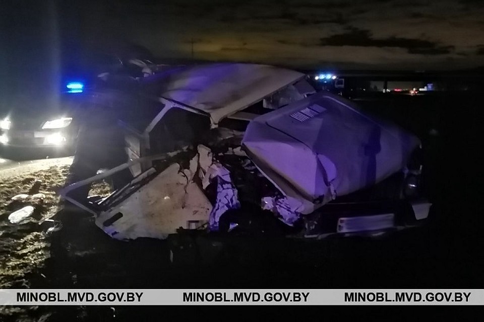 "Нива" въехала под фуру. Фото: УВД Минского облисполкома.