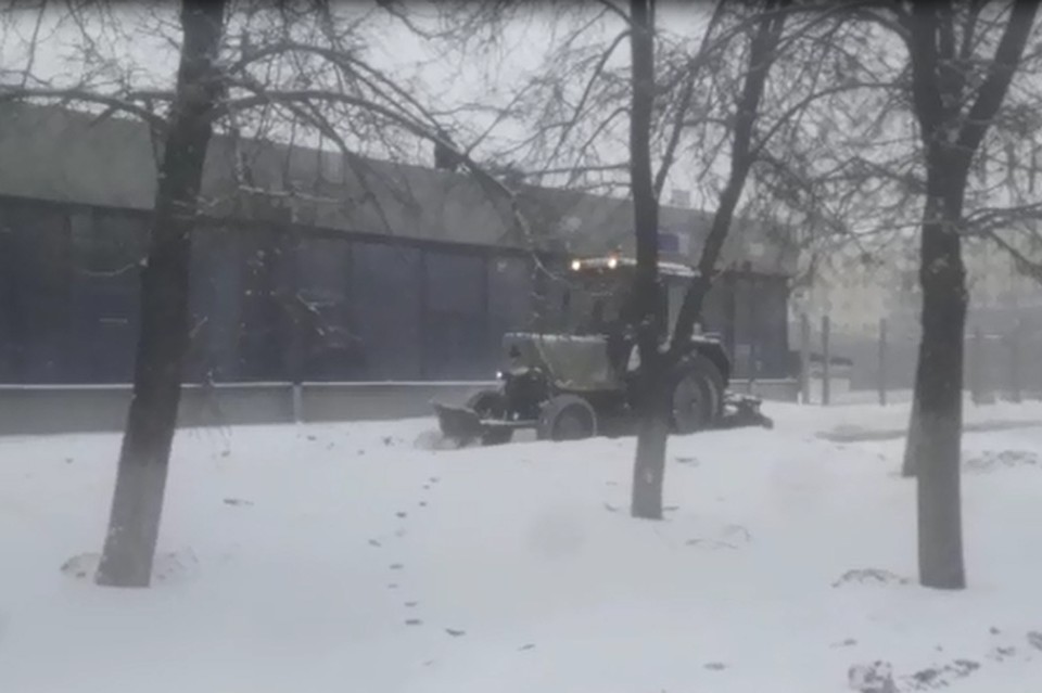 Уборка тротуара на проспекте Ленина. Фото: cheladmin.ru