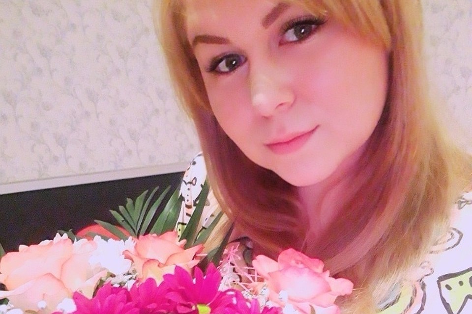 Оксана была счастлива получить такой букет от любимого. Фото: страница Вконтакте Максима Милича.