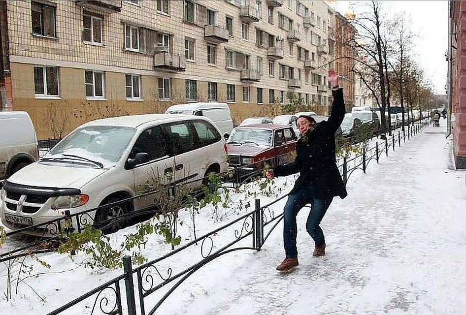 В Челябинске подрядчики не могут очистить тротуары.
