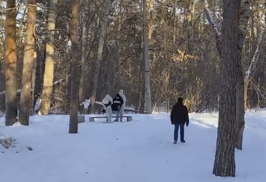 Двое в защитных костюмах и масках несут больного коронавирусом. Фото: стоп-кадр скандального ролика.
