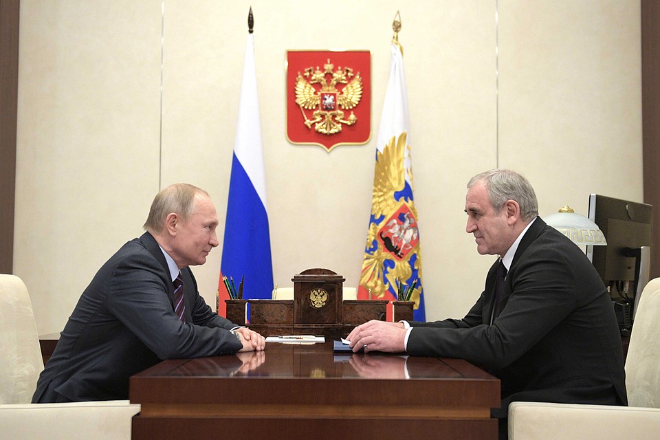 Президент РФ Владимир Путин и руководитель фракции партии "Единая Россия" в Госдуме РФ Сергей Неверов во время встречи в Кремле. Фото: Алексей Дружинин/ТАСС