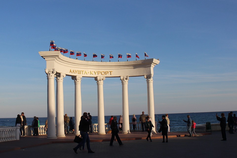 В Алуште дорого снимать жилье.
