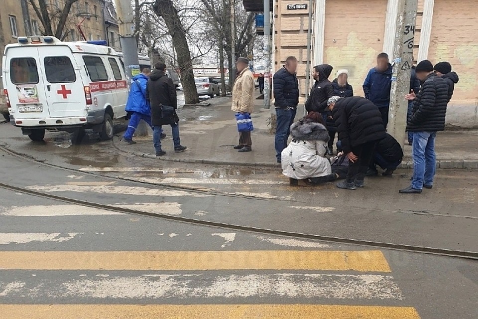 Женщину сбили на пешеходе. Врачи доставили ее в больницу. Фото: соц. сети.