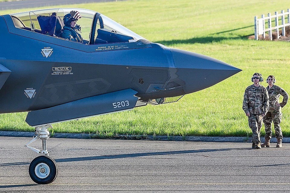 Летчик-инструктор назвал преимущества Су-35 перед американским F-15EX