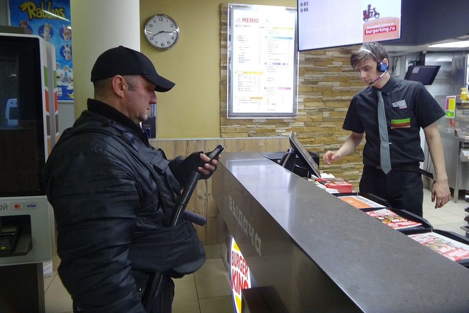 Выпроваживало посетителей охрана. Фото: Агентство Безопасности ГВАРДИЯ.