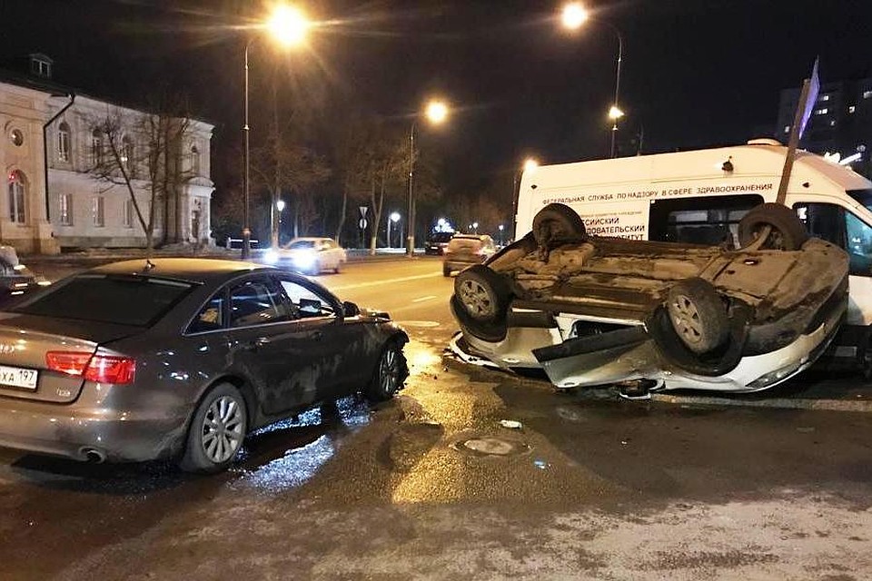 В центре Липецка столкнулись 3 иномарки: есть пострадавший