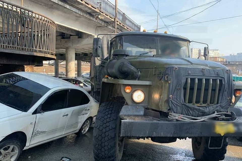 Авария стала причиной пробки на узком участке. Фото: AK_VDK, dps_vl