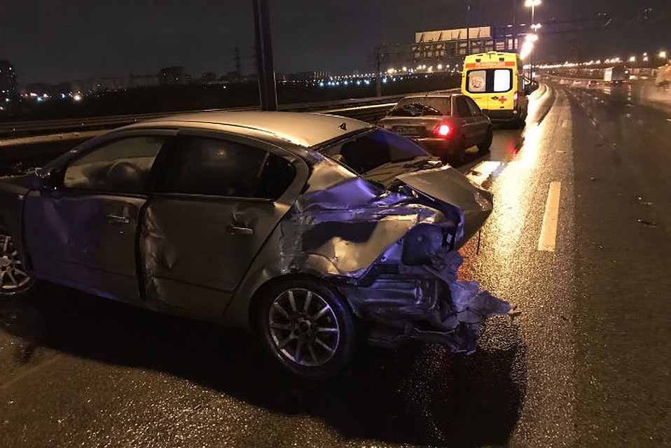 Молодого петербуржца сбил автомобиль, когда он вышел на дорогу после ДТП