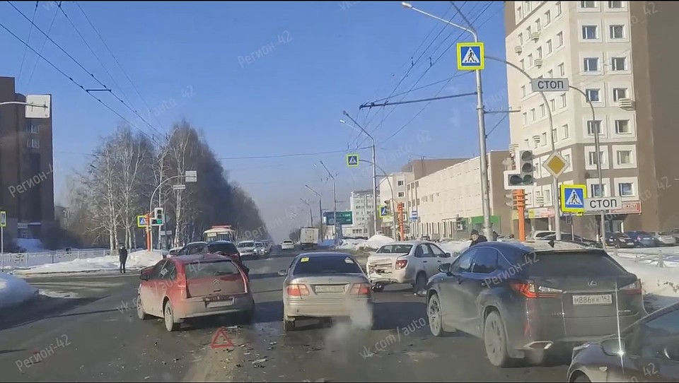 Три автомобиля столкнулись на перекрестке в центре Кемерова. ФОТО: Регион-42 Кемерово/vk.com