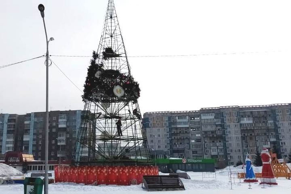 На демонтаж новогодней елки в Новокузнецке потратят 145,6 тысячи рублей