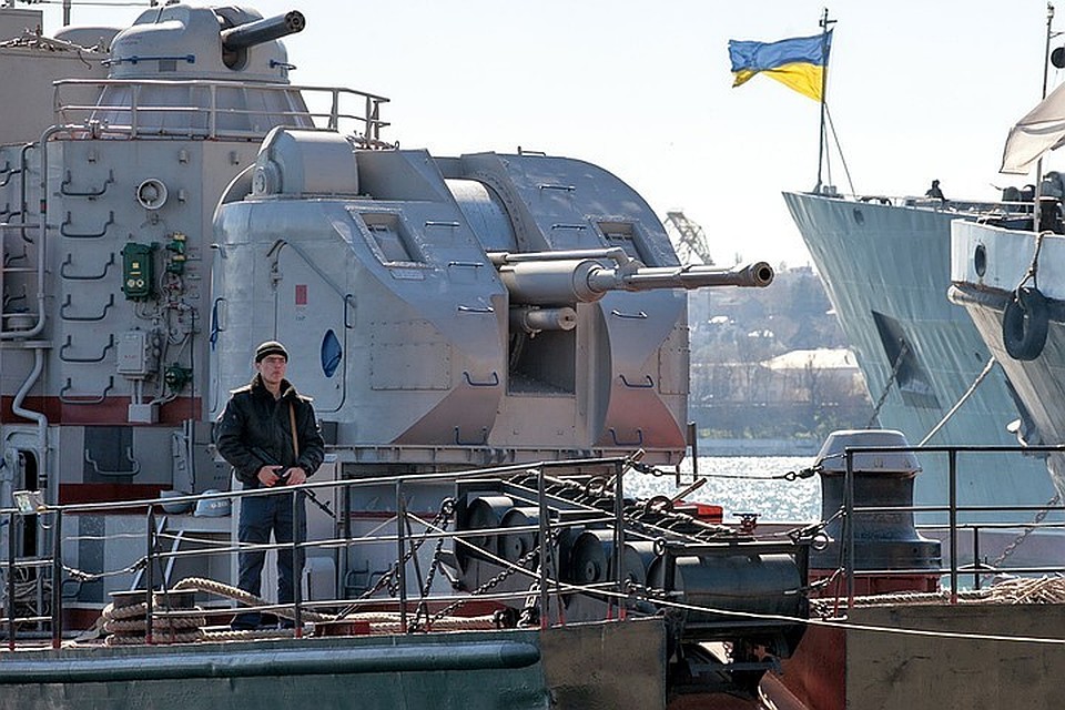Украинские малые бронекатера "Кременчуг" и "Лубны" провели учебные артиллерийские стрельбы вместе с кораблем специального обеспечения "Оникс" в Азовском море