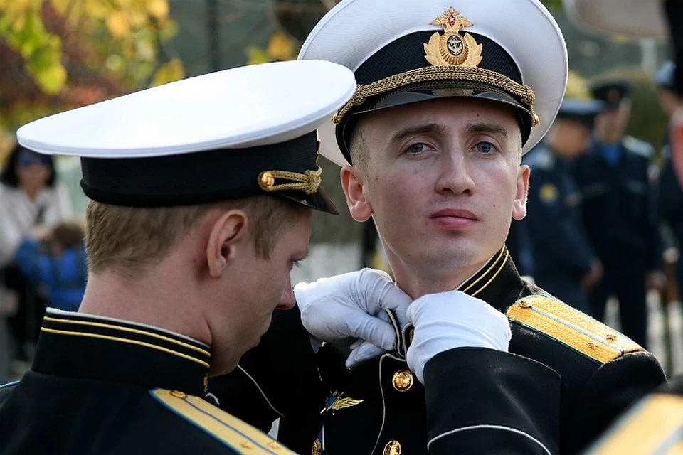 Военных летчиков посадят за штурвал самолета на год раньше