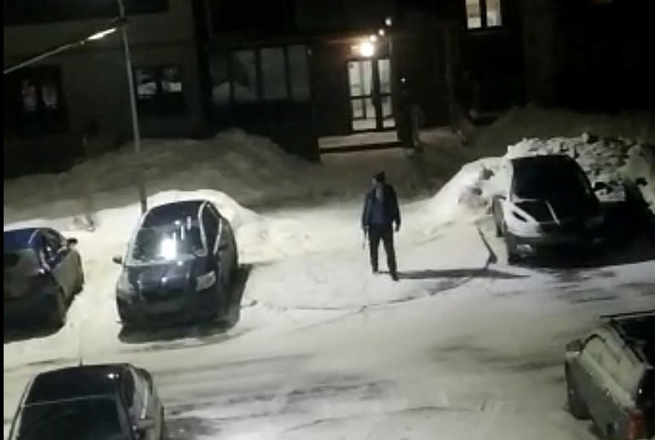 Мужчина не живет в этом доме, а иногда приезжает к женщине из второго подъезда.